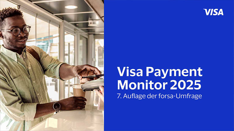 Ein Mann hält ein Smartphone an ein Bezahlterminal, um kontaktlos zu bezahlen. 